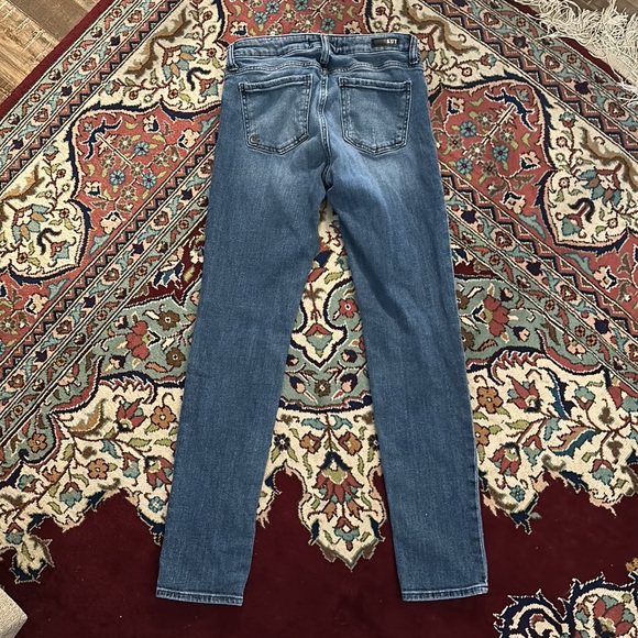Kut From The Kloth Catherine Jeans. Size 2 - Picture 3 of 4